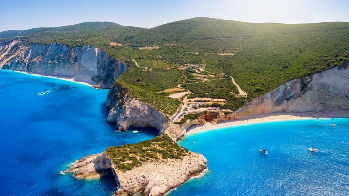Παραλία Πόρτο Κατσίκι στη Λευκάδα – Δορυφορικά και επίγεια συστήματα στη Λευκάδα από τη ΛΥΡΑ ΑΕΒΕ